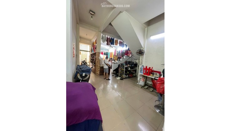 Chủ nhà là người anh xã hội gửi bán, khách có thiện chí mua sẽ trao đổi thương lượng. Giá tốt 26 Đ (101m²)